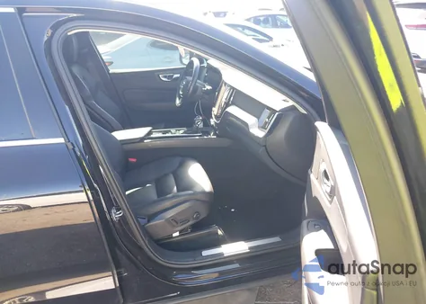 2020 Volvo Xc60 T5 Momentum z USA, uszkodzony, nr VIN YV4102DK1L1470223